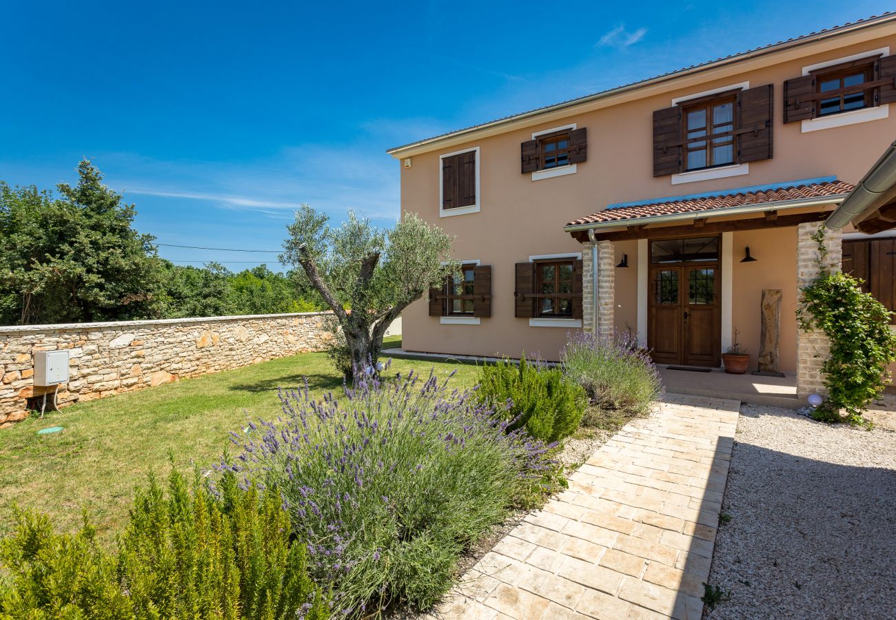 Villa in Sveti Kirin - Villa Cirka in Central Istria for 12+2 persons with Pool Heating & pool table 