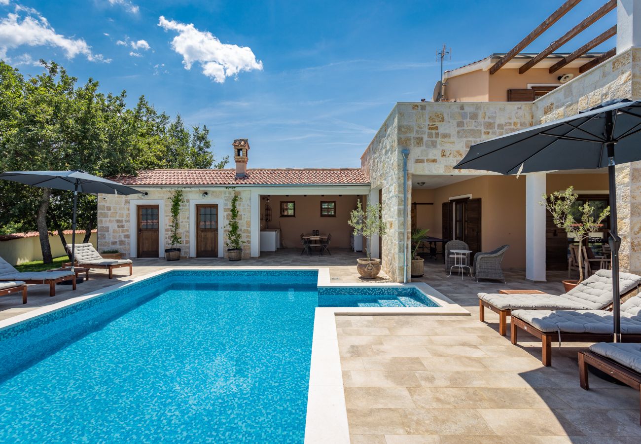 Villa in Sveti Kirin - Villa Cirka in Central Istria for 12+2 persons with Pool Heating & pool table 