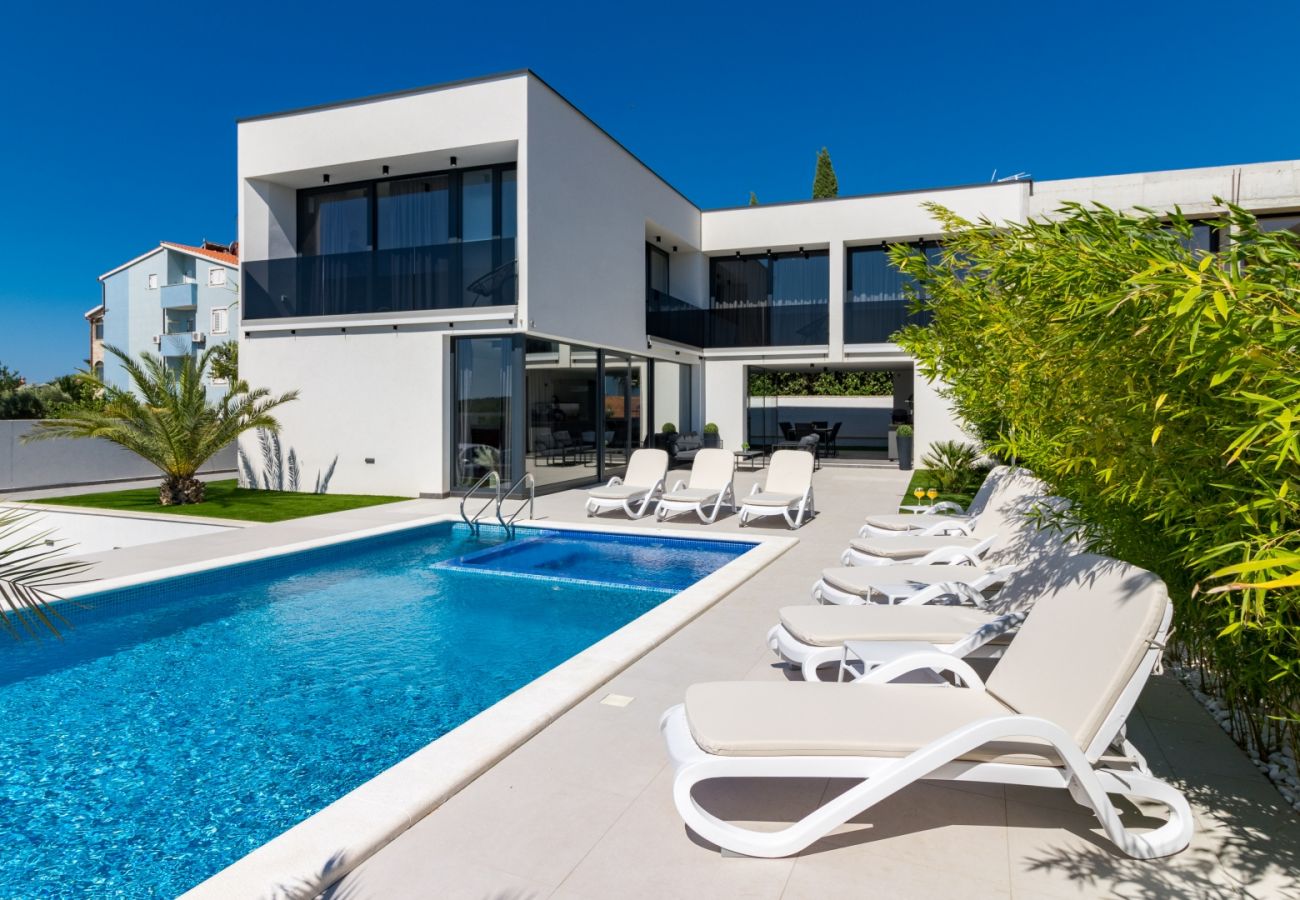 Villa in Medulin - Villa Miaa newly built modern villa in Medulin for 9 people with heated swimming pool & jacuzzi