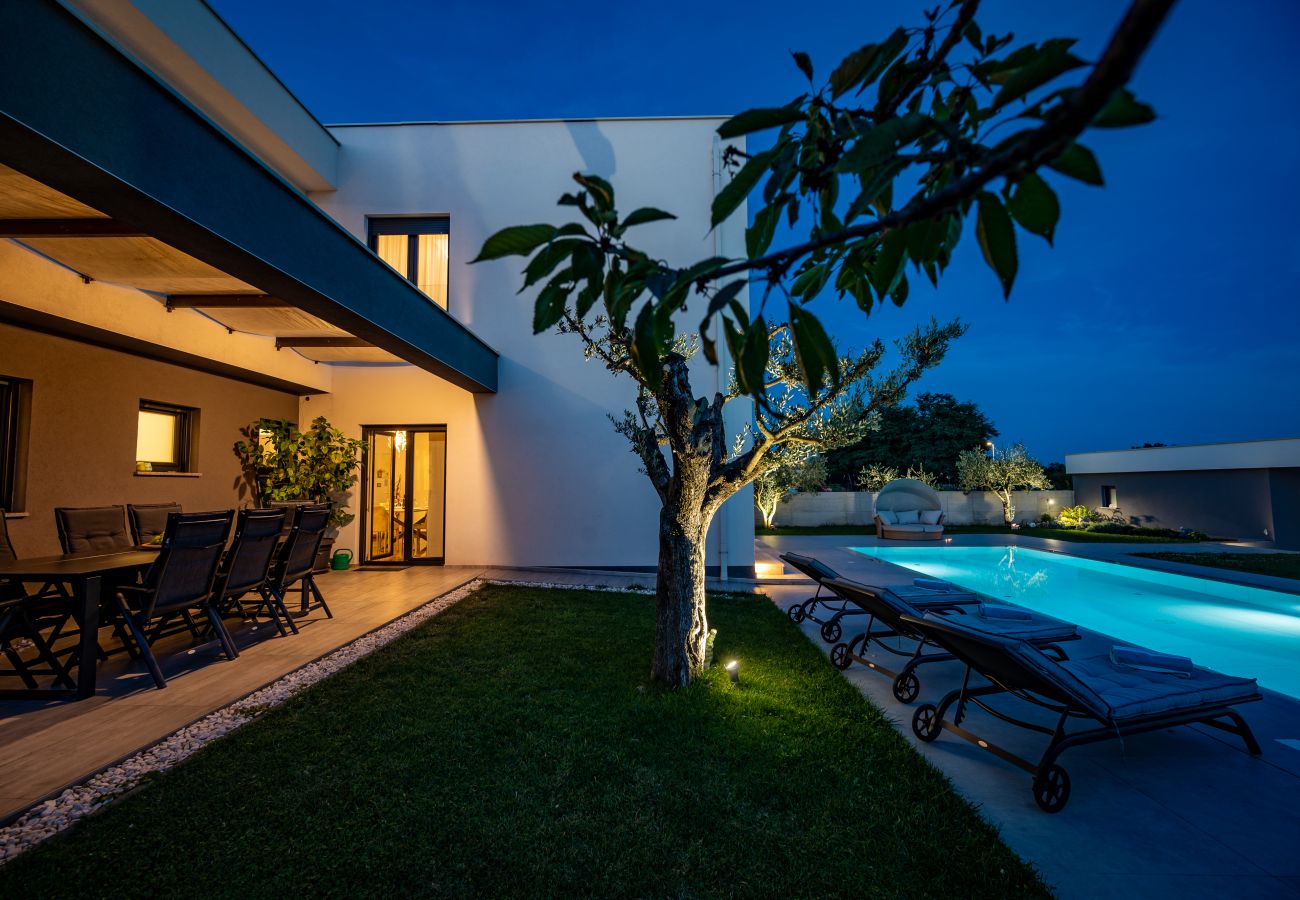 Villa in Pula - Villa Luen near Pula with large garden and private pool for families