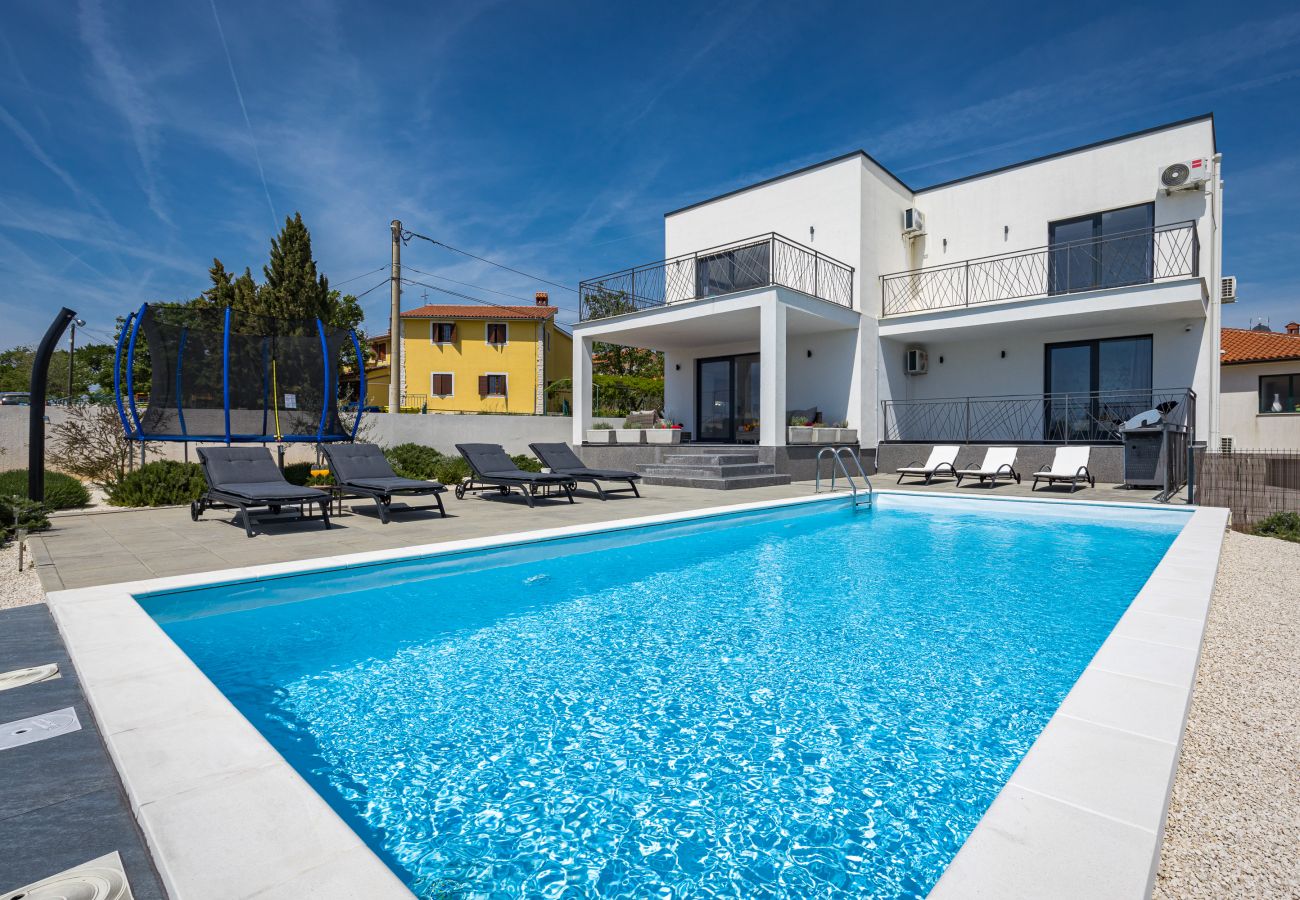 Villa in Vodnjan - Villa Angie in Central Istria for 10 persons with private heated pool & kids playground 