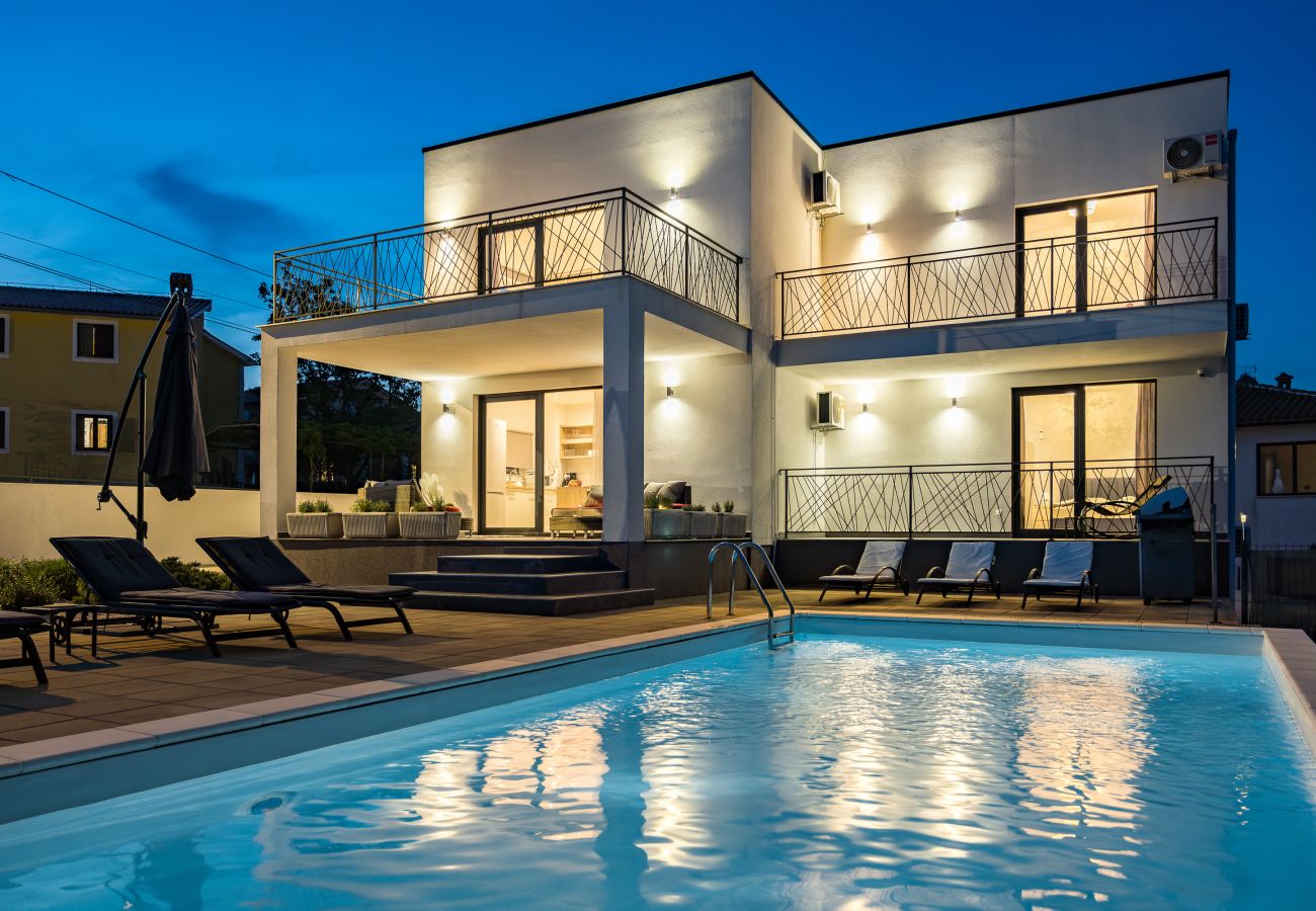 Villa in Vodnjan - Villa Angie in Central Istria for 10 persons with private heated pool & kids playground 