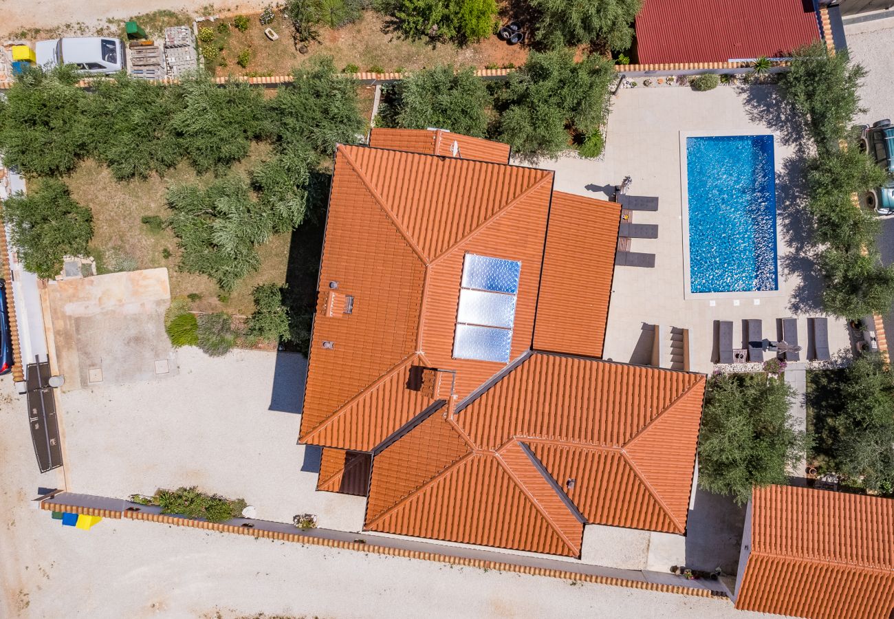 Villa in Peruški - Villa Javor near Pula only 1 km from the beach with sea view and heated pool