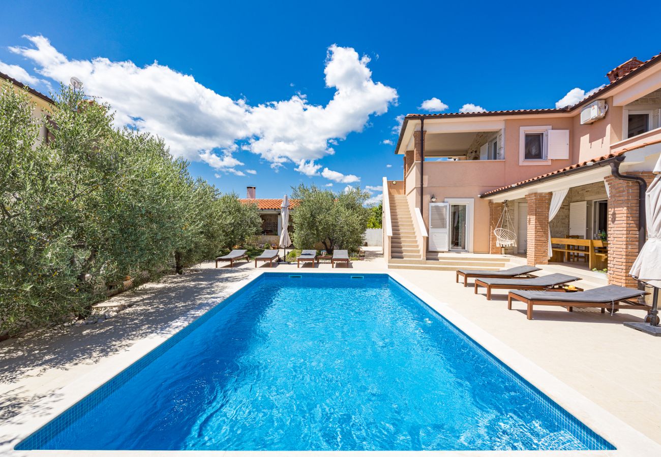 Villa in Peruški - Villa Javor near Pula only 1 km from the beach with sea view and heated pool