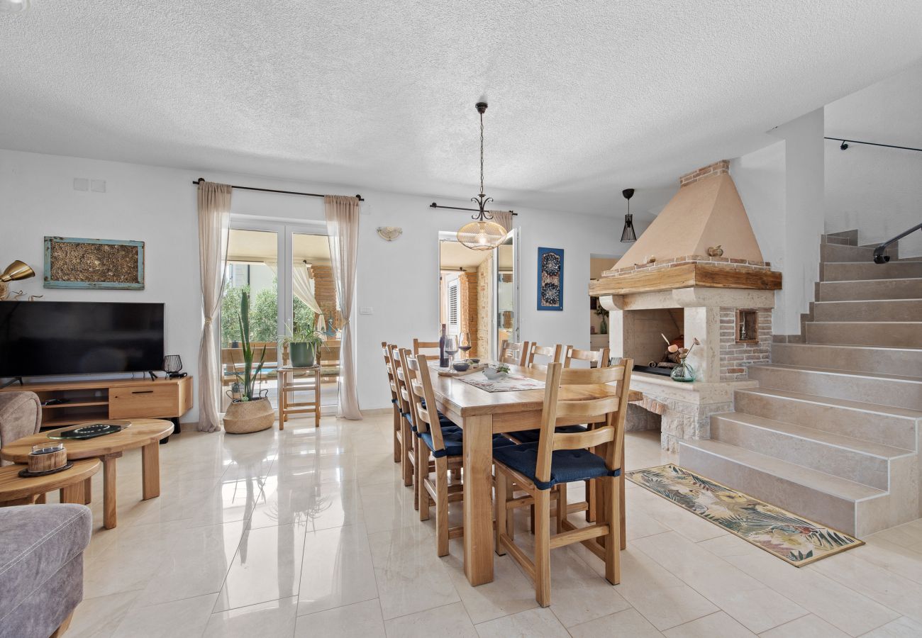 Villa in Peruški - Villa Javor near Pula only 1 km from the beach with sea view and heated pool