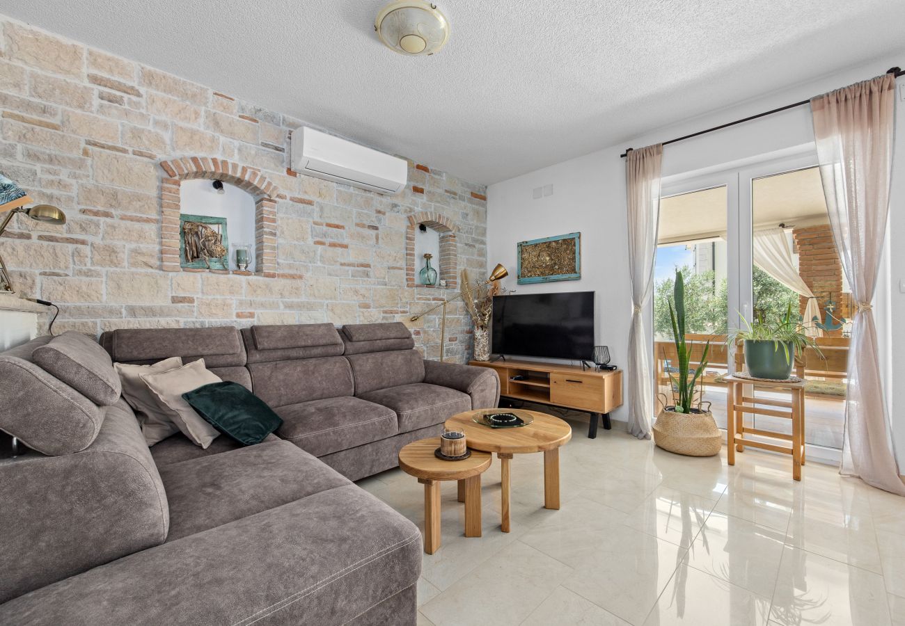 Villa in Peruški - Villa Javor near Pula only 1 km from the beach with sea view and heated pool