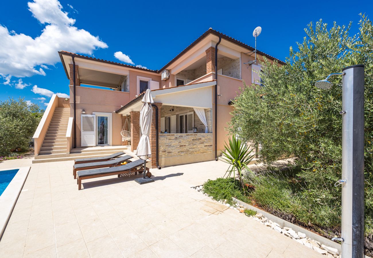 Villa in Peruški - Villa Javor near Pula only 1 km from the beach with sea view and heated pool