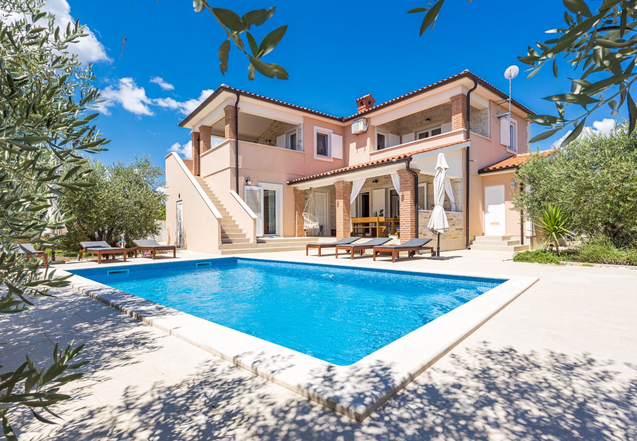 Villa in Peruški - Villa Javor near Pula only 1 km from the beach with sea view and heated pool