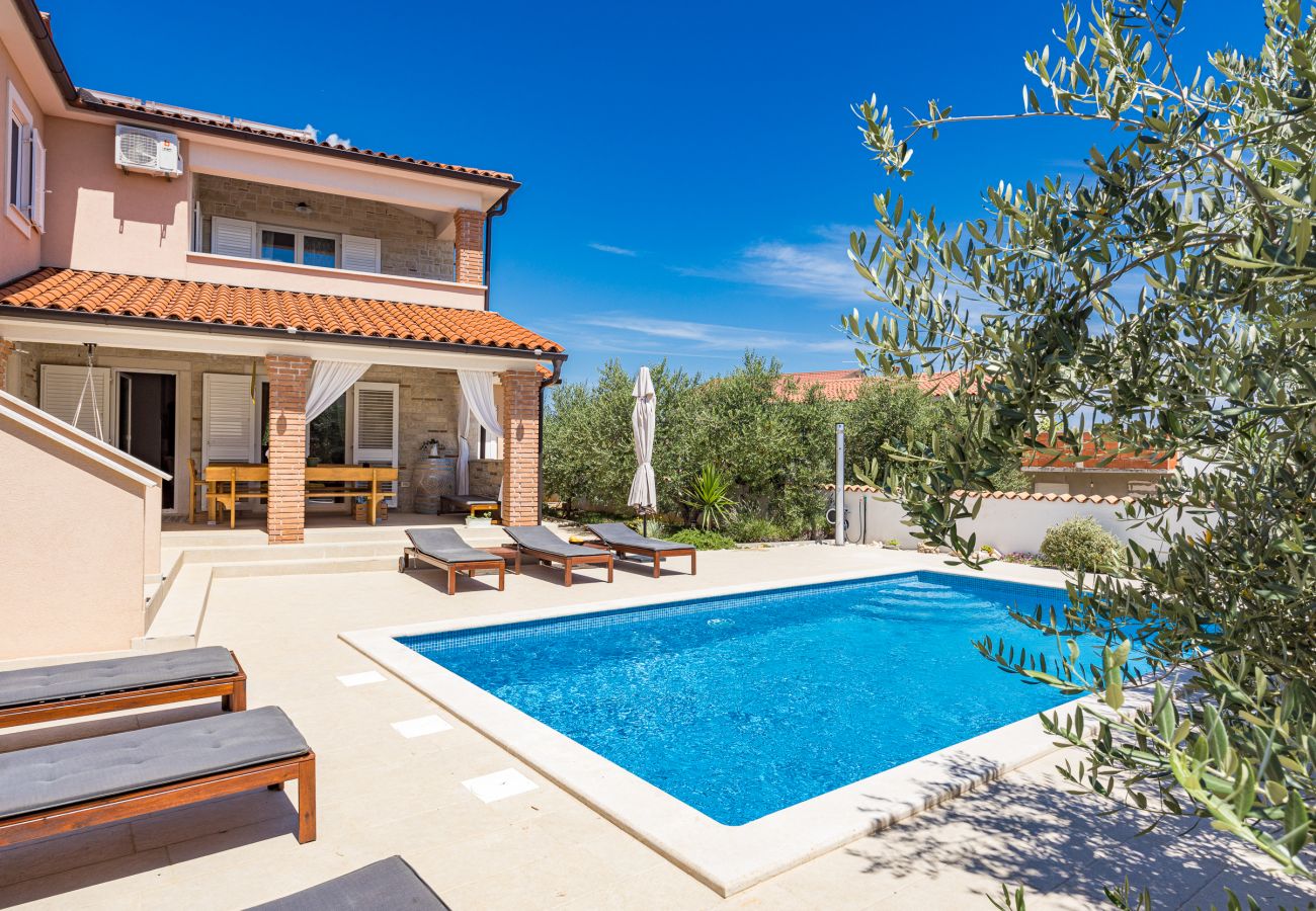 Villa in Peruški - Villa Javor near Pula only 1 km from the beach with sea view and heated pool