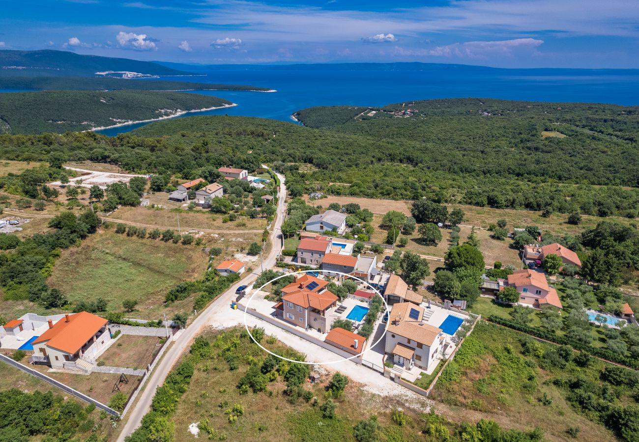 Villa in Peruški - Villa Javor near Pula only 1 km from the beach with sea view and heated pool