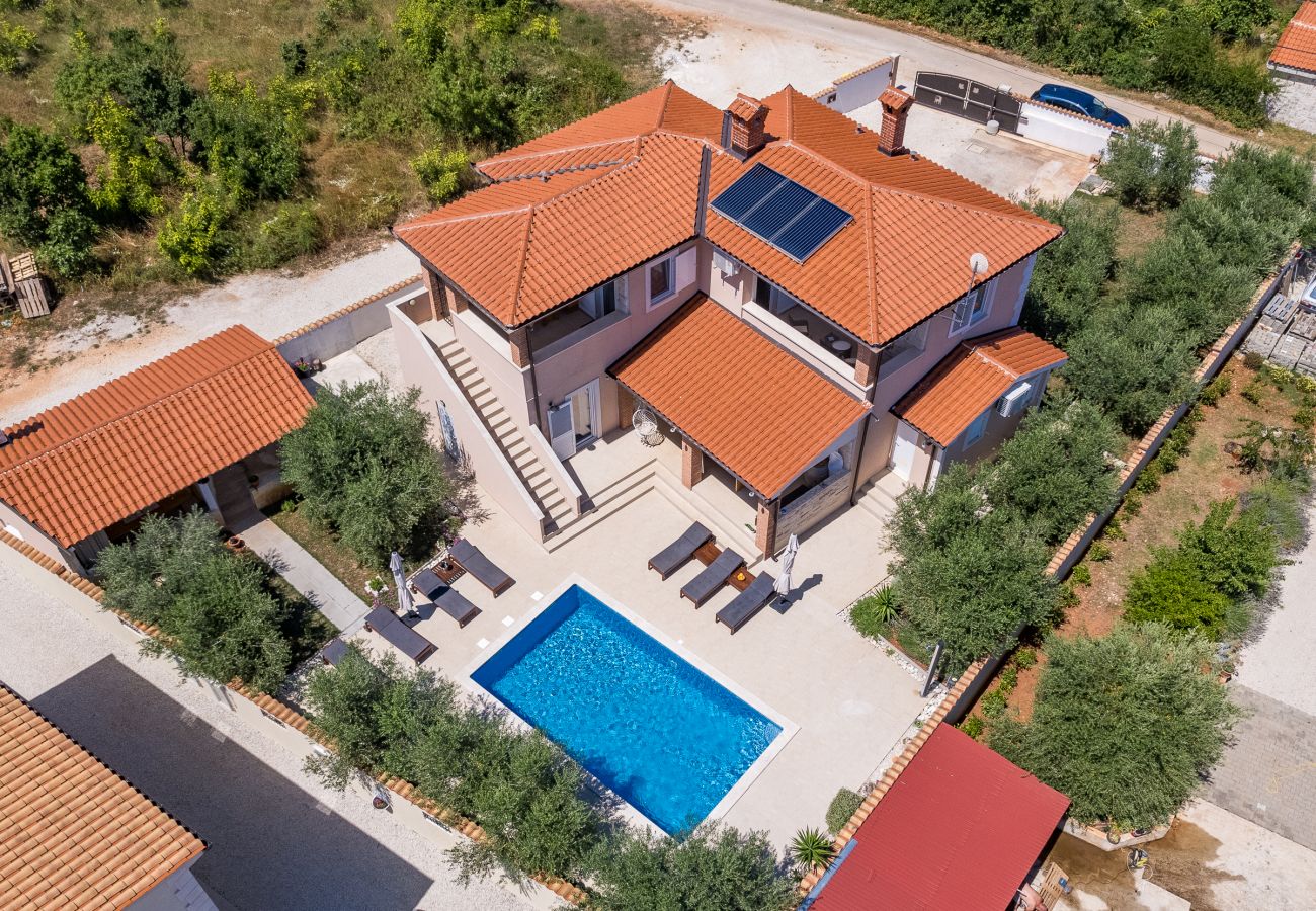 Villa in Peruški - Villa Javor near Pula only 1 km from the beach with sea view and heated pool