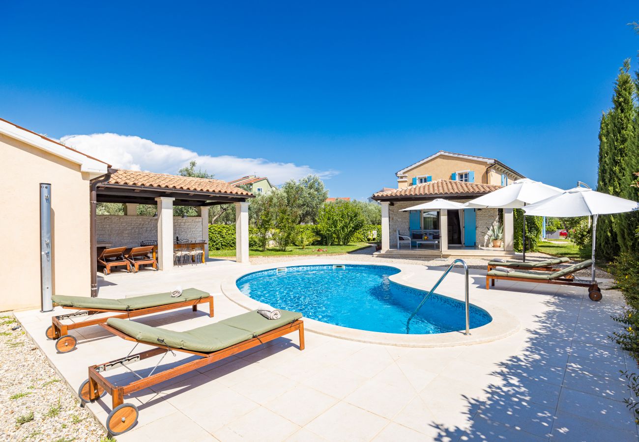 Villa in Fažana - Villa Luka in Fažana with pool & playground only 600 meter from the beach 