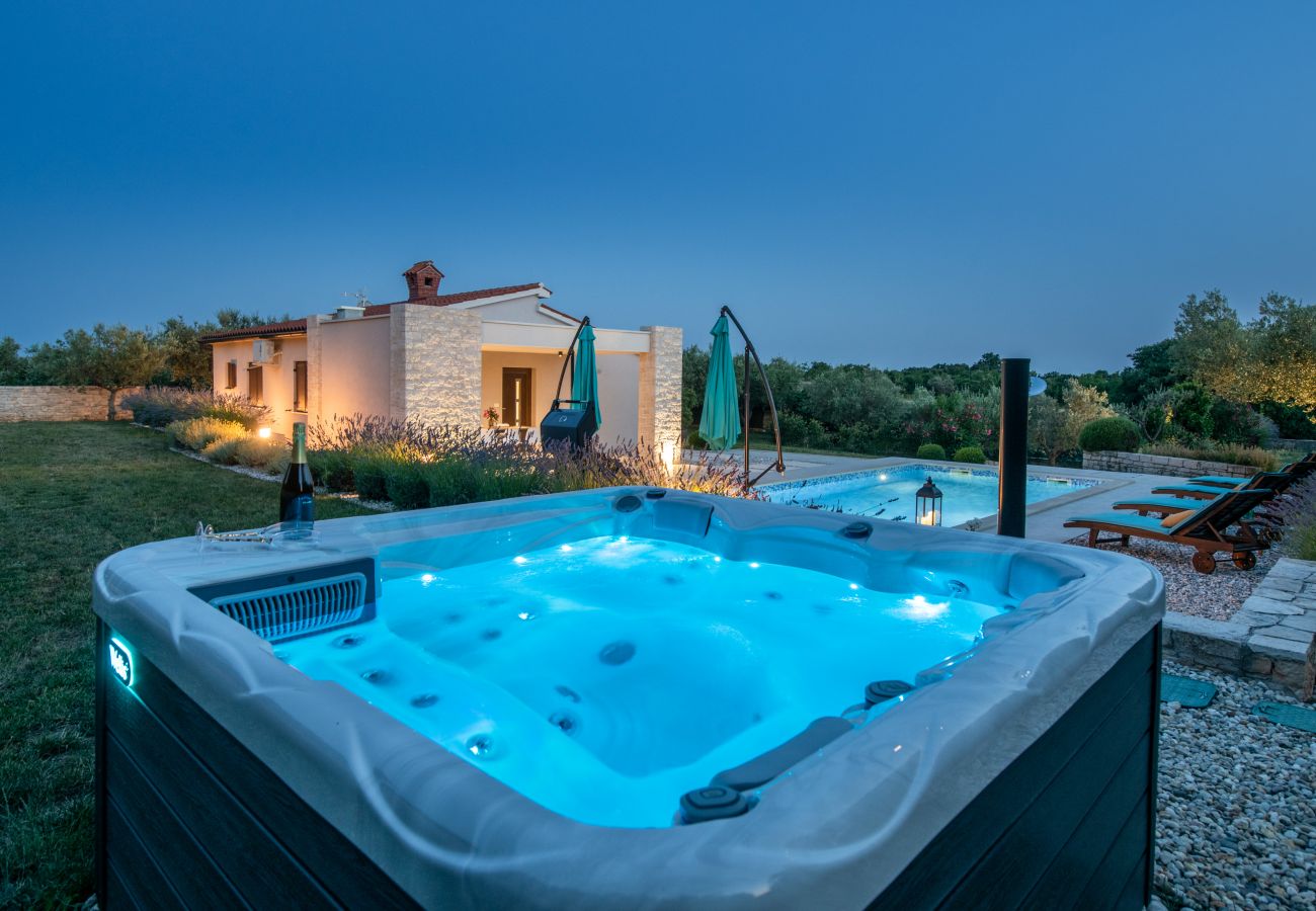 Villa in Mali Vareški - Villa Silentio with whirlpool, large garden, complete privacy & quiet location 