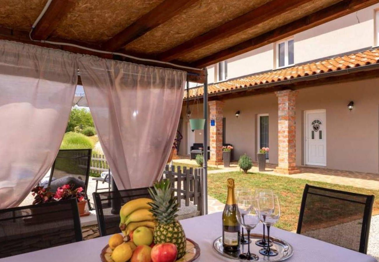 Villa in Oprtalj - Casa Sara and Sasha near Motovun with private pool - pet friendly truffle paradise