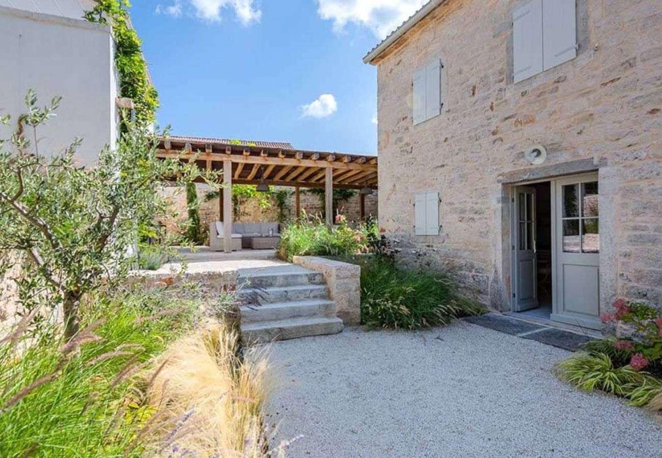 Villa in Radovani - Villa Charlotte for 14 persons with 73m2 Pool in Central Istria - Daily Housekeeping & Breakfast Service