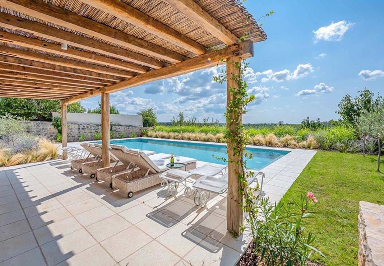 Villa in Radovani - Villa Charlotte for 14 persons with 73m2 Pool in Central Istria - Daily Housekeeping & Breakfast Service