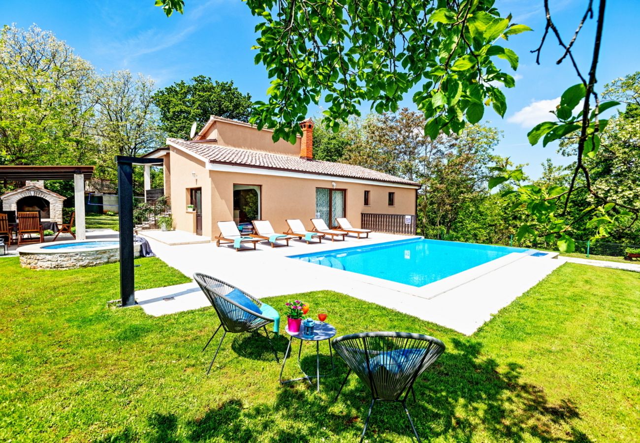 Villa in Svetvincenat - Villa Ferlini in Central Istria with private 10000 m2 Garden