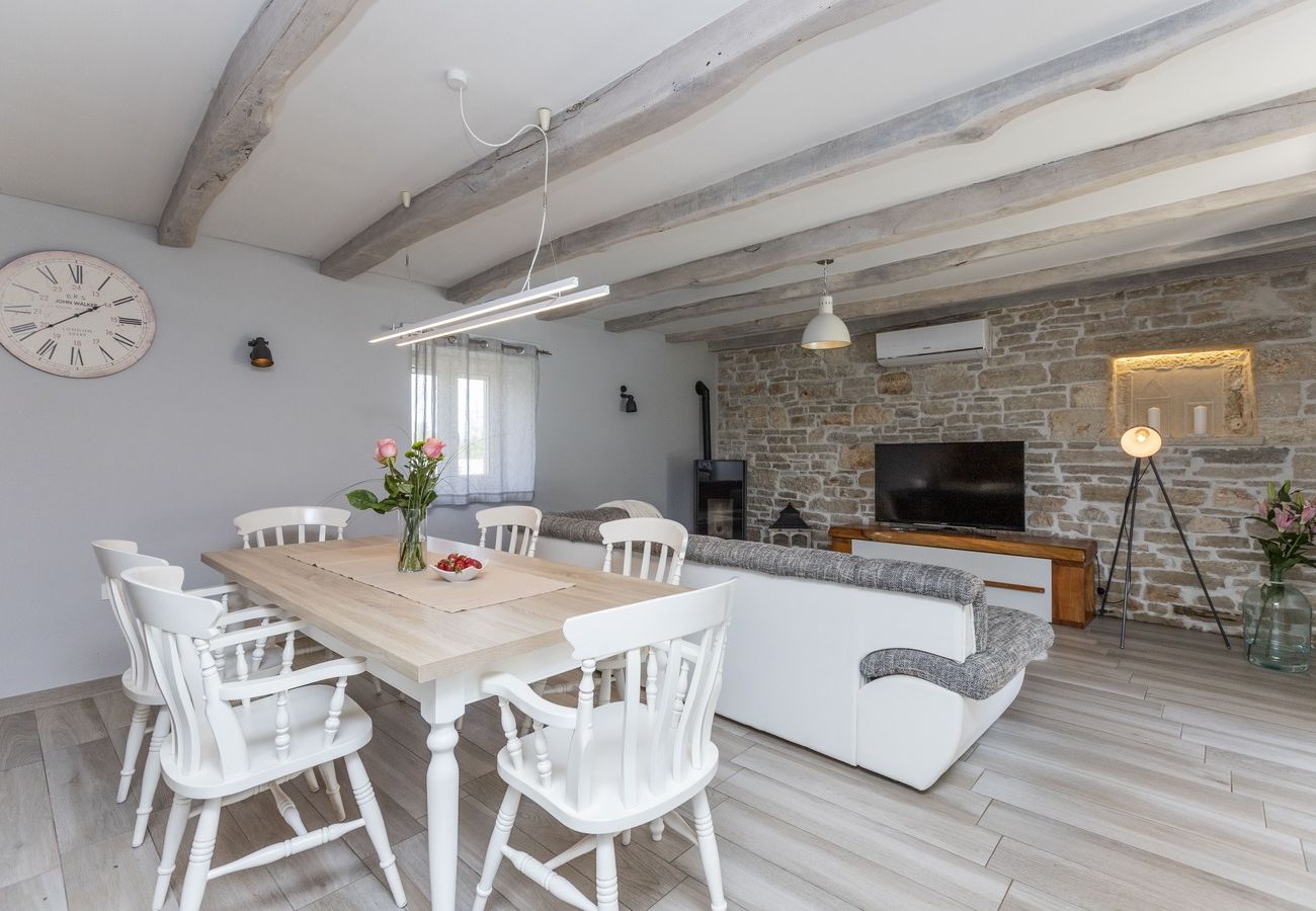 Villa in Pazin - Villa Viscum in Central Istria for 8 persons with large garden - pet friendly