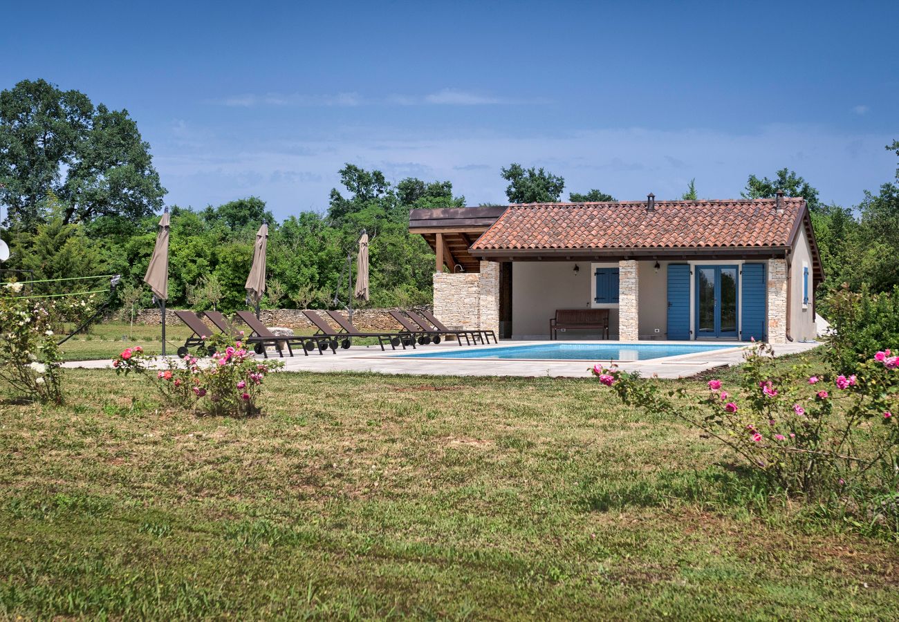 Villa in Cabrunici - Stancija Cabrunici in Central Istria with large garden and Wellness