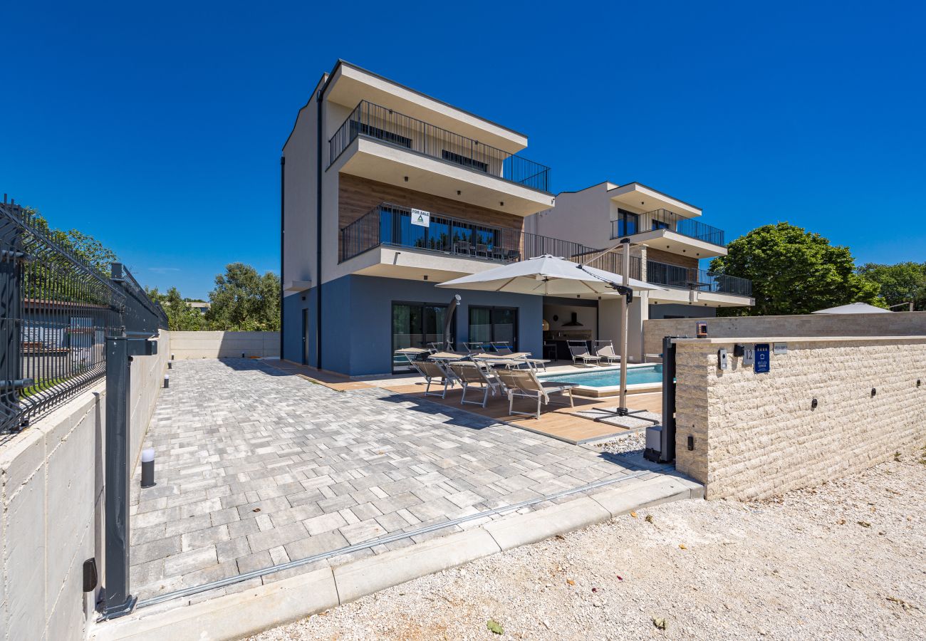 Villa in Medulin - Villa Bay II near Medulin for 9 people with heated pool - playground & whirpool only 100 meters from the beach