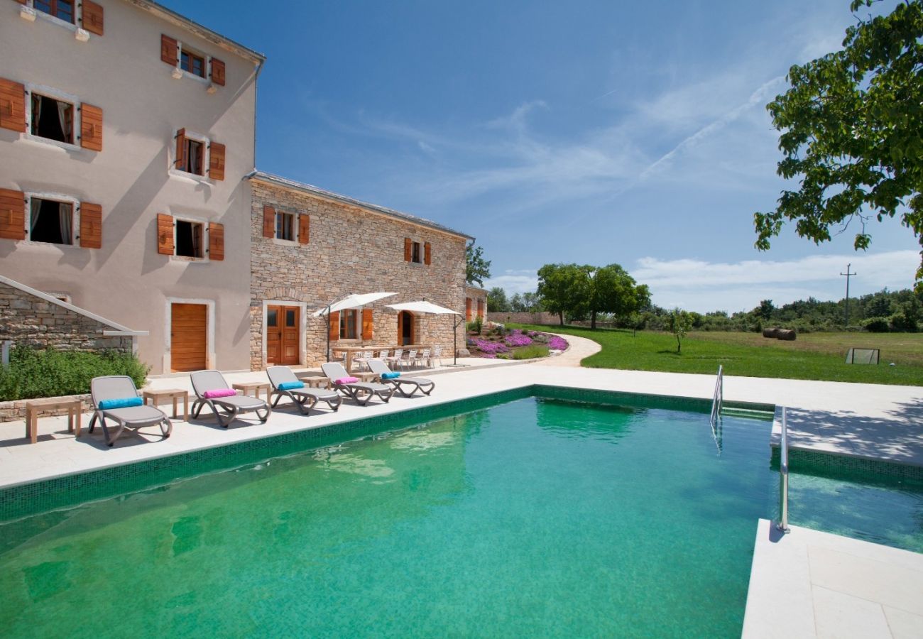 Villa in Grožnjan - Villa Poropati in Central Istria for up to 14 people with large garden & 81 m2 pool