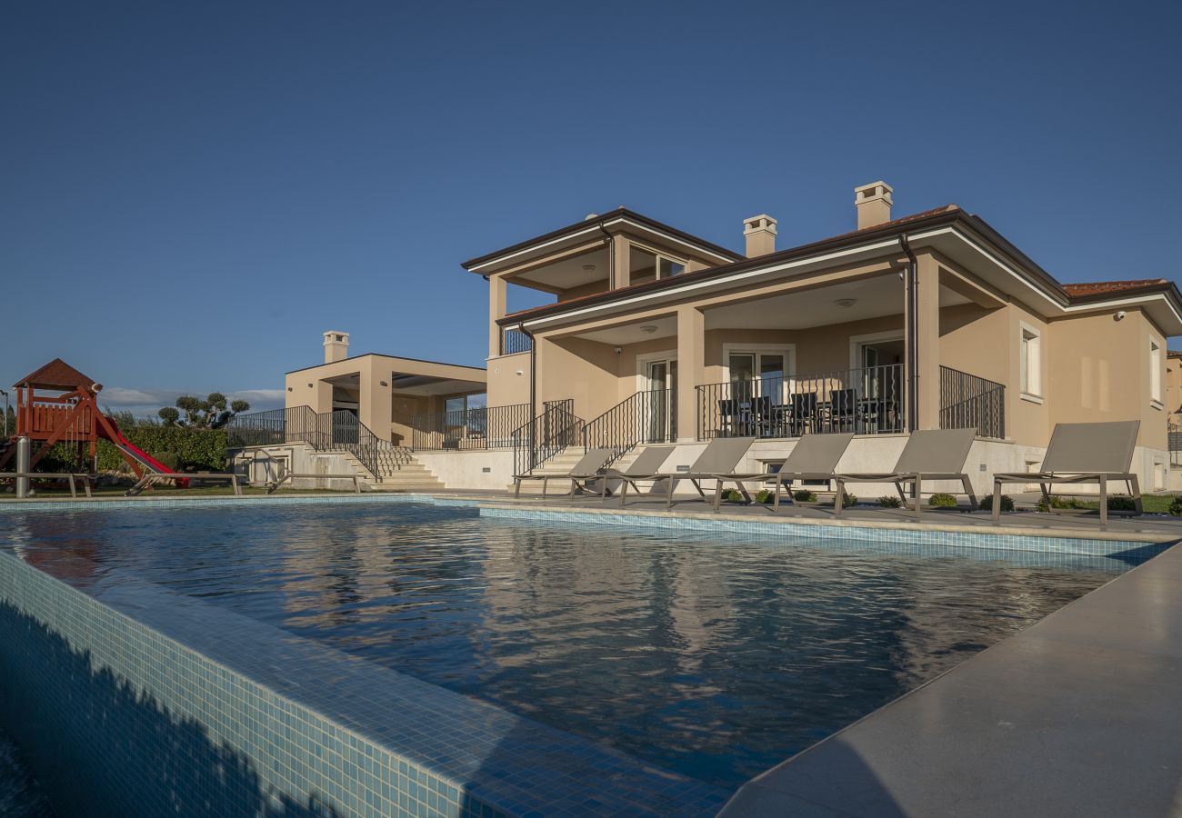 Villa in Krancici - Villa Silvia near Poreč for 10 people with infinity pool and large playground