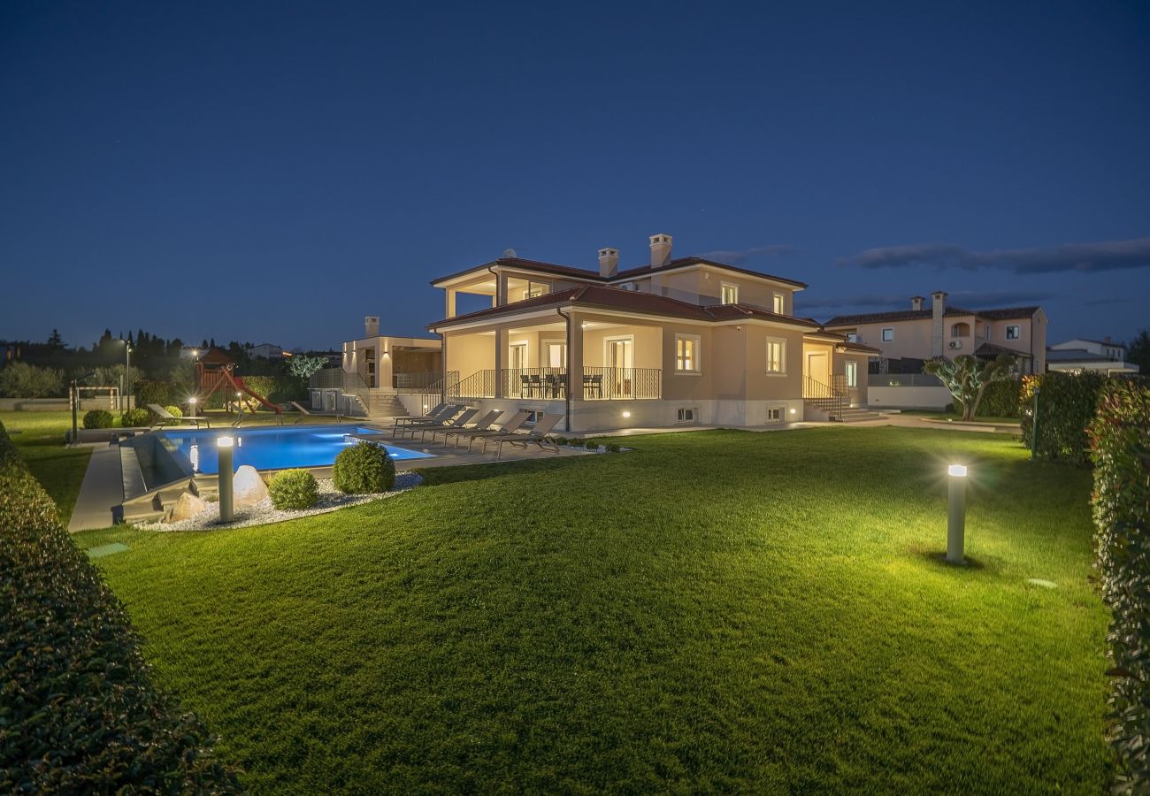 Villa in Krancici - Villa Silvia near Poreč for 10 people with infinity pool and large playground