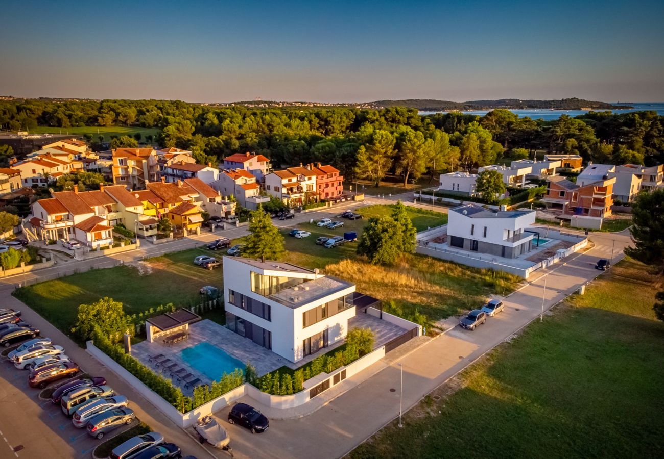 Villa in Fažana - Villa A in Fažana for 8 plus 2 persons with infinity pool only 100 meters from the sea