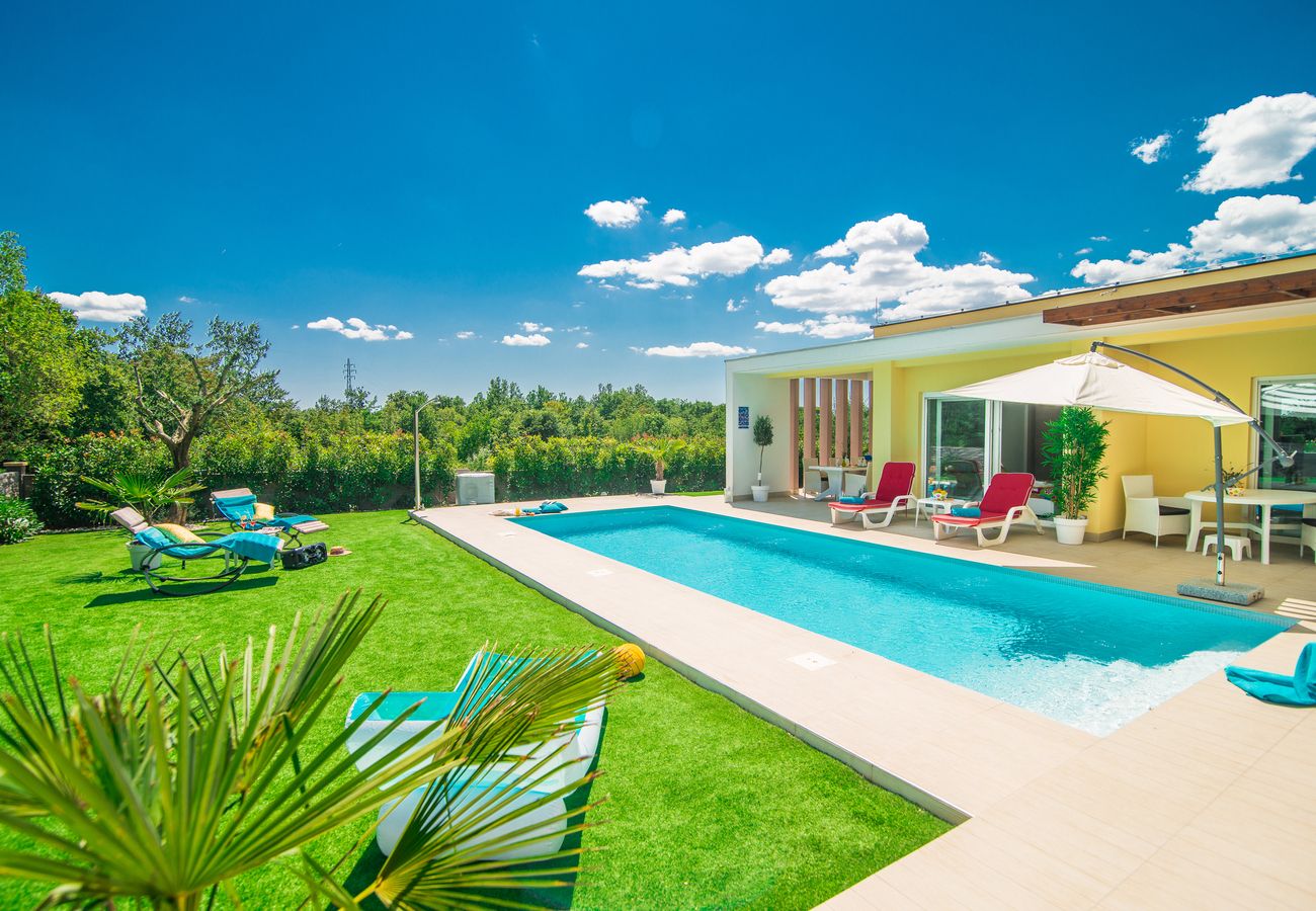 Villa in Svetvincenat - Villa Vita in Central Istria - Ground Floor Villa for 6 People with Heated Pool 