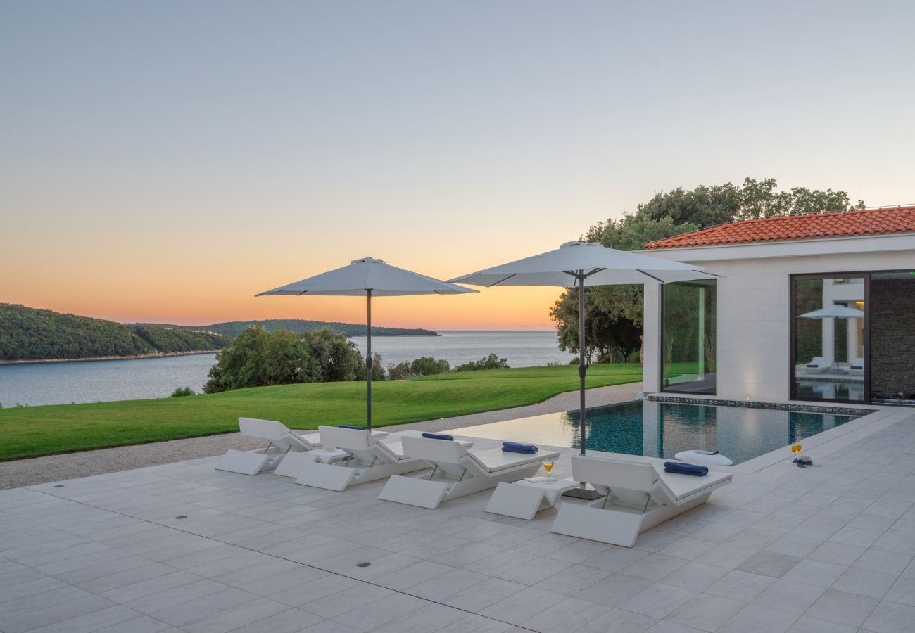 Villa in Vrsar - Villa La Reina for 10 people only 20 meters from the sea with sauna & heated pool near Poreč - Daily Housekeeping & Breakfast Service