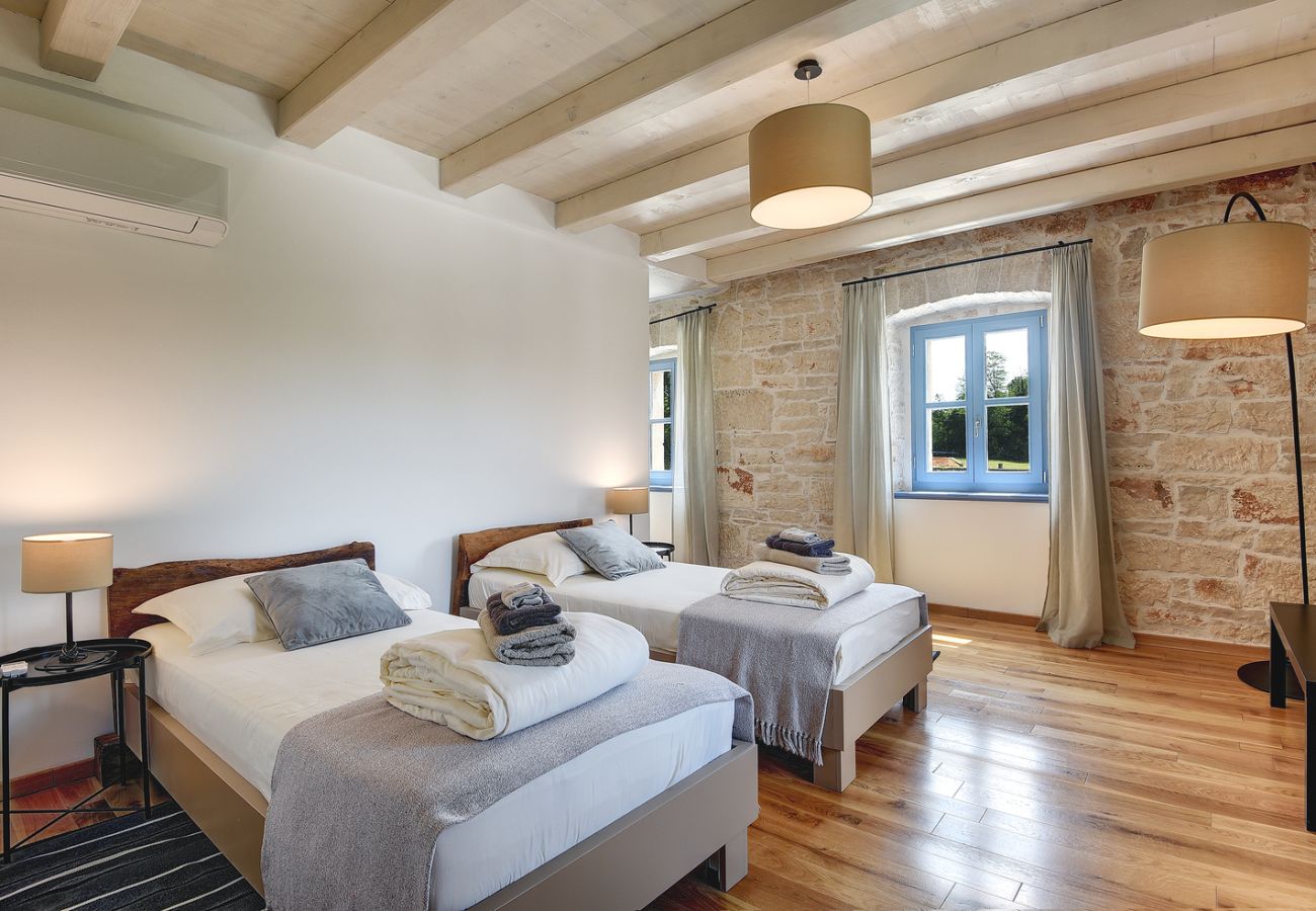 Villa in Tinjan - Villa PI for 8 people in Central Istria with heated pool & large garden