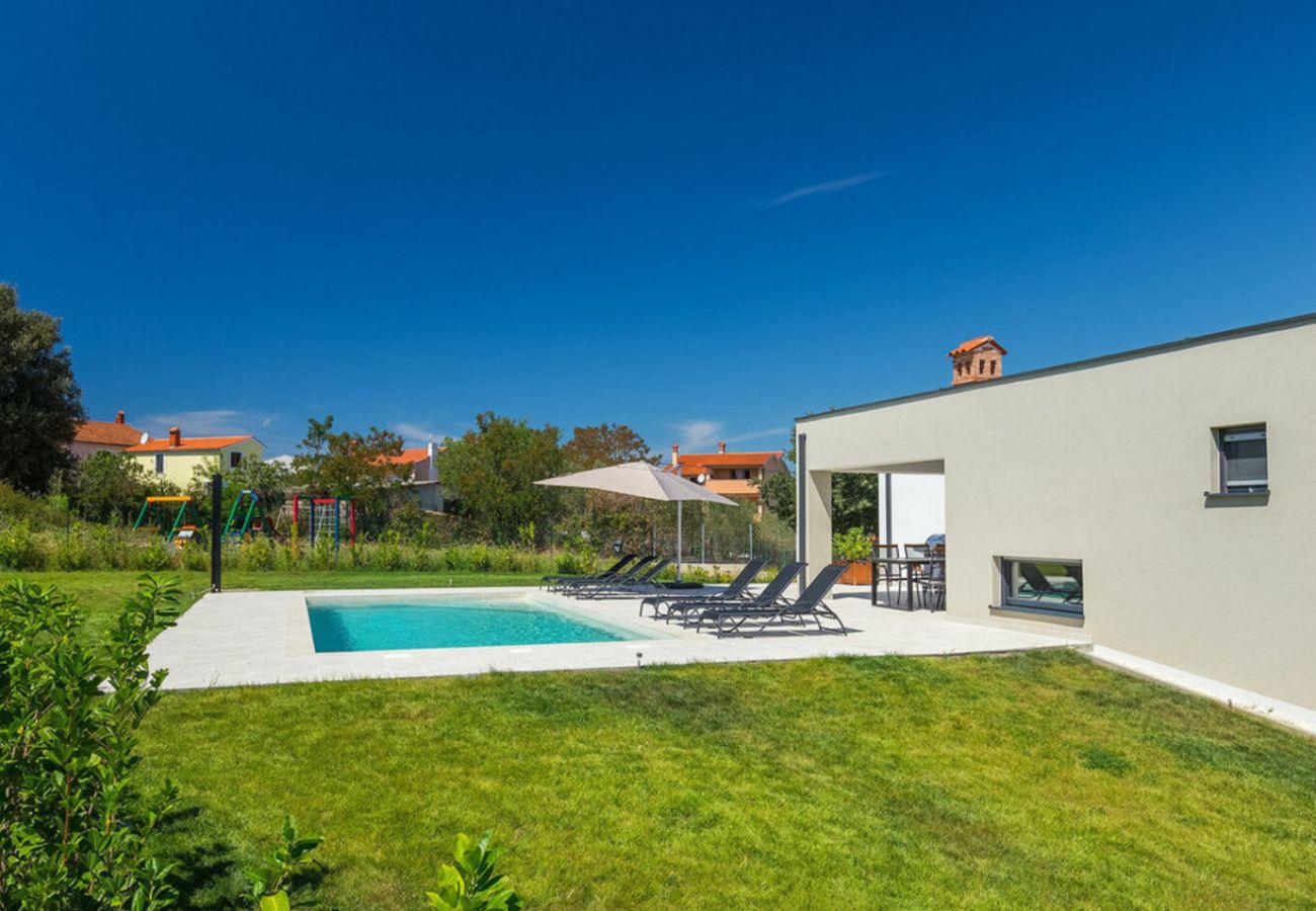 Villa in Vintijan - Villa Lia for 6 people near Pula with children playground and private pool