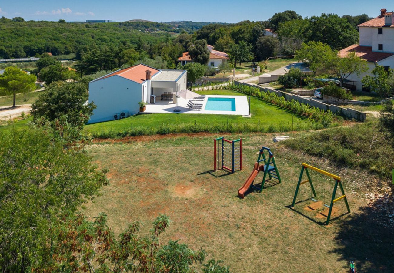 Villa in Vintijan - Villa Lia for 6 people near Pula with children playground and private pool