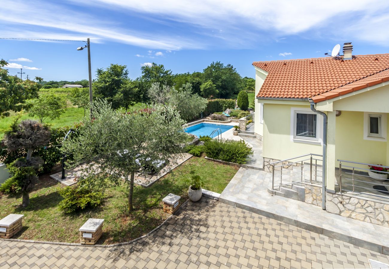 Villa in Marcana - Villa Sole Istria near Pula for 7 people with jacuzzi and children playground