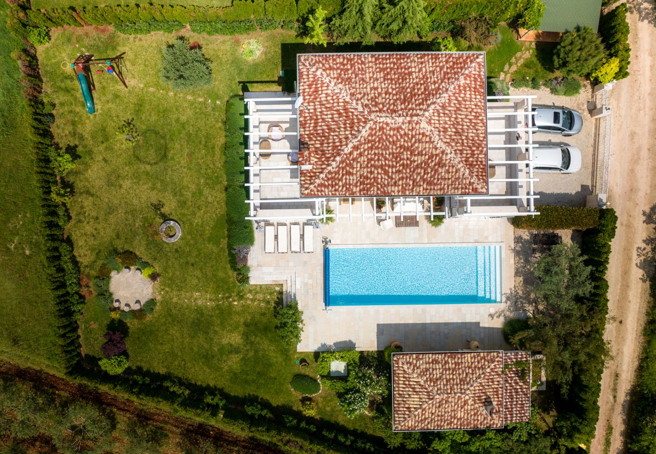 Villa in Višnjan - Villa Moonlight 1 near Poreč for 9 person - pet friendly with large garden, playground & 50 m2 pool