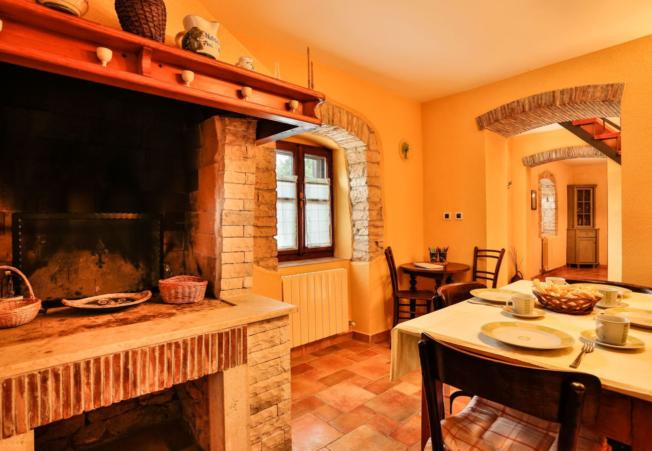 Villa in Sveti Kirin - House Edera in Central Istria for 6 people with large garden and salt - water private pool