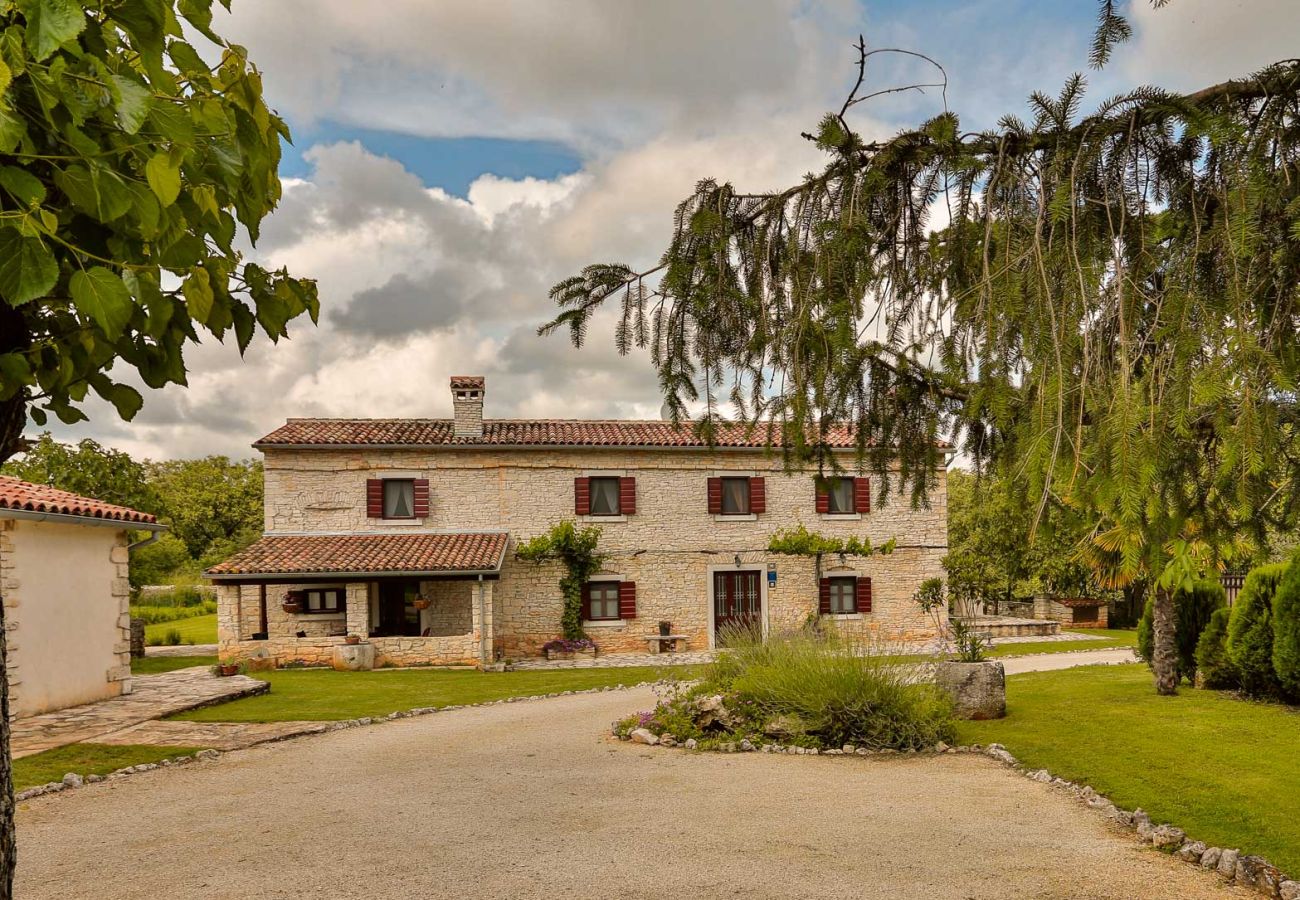 Villa in Sveti Kirin - House Edera in Central Istria for 6 people with large garden and salt - water private pool