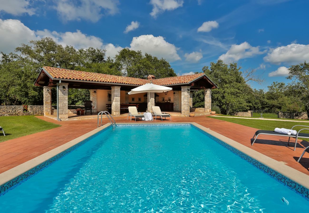 Villa in Sveti Kirin - House Edera in Central Istria for 6 people with large garden and salt - water private pool