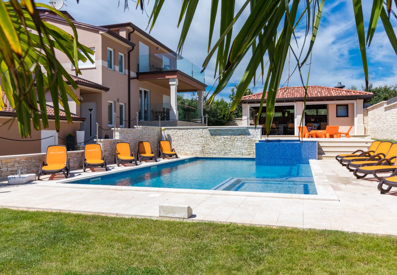 Villa in Ližnjan - Villa Istra Kamen for kids & families near Pula for 18 people with sport activities, wellness & 67 m2 heated private pool