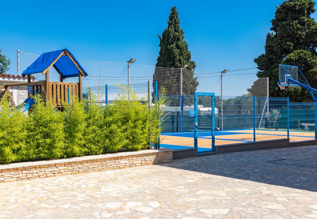 Villa in Ližnjan - Villa Istra Kamen for kids & families near Pula for 18 people with sport activities, wellness & 67 m2 heated private pool