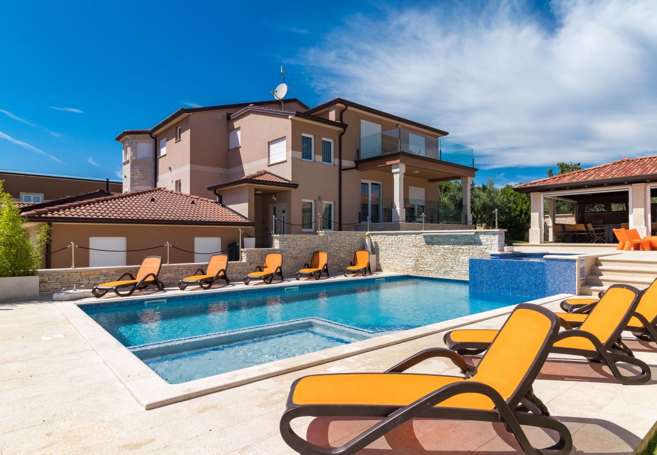 Villa in Ližnjan - Villa Istra Kamen for kids & families near Pula for 18 people with sport activities, wellness & 67 m2 heated private pool