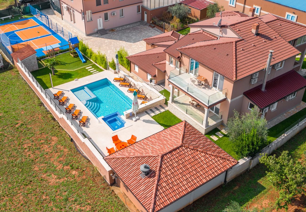 Villa in Ližnjan - Villa Istra Kamen for kids & families near Pula for 18 people with sport activities, wellness & 67 m2 heated private pool