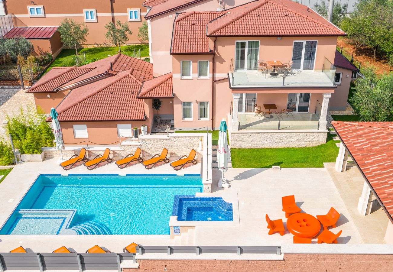 Villa in Ližnjan - Villa Istra Kamen for kids & families near Pula for 18 people with sport activities, wellness & 67 m2 heated private pool