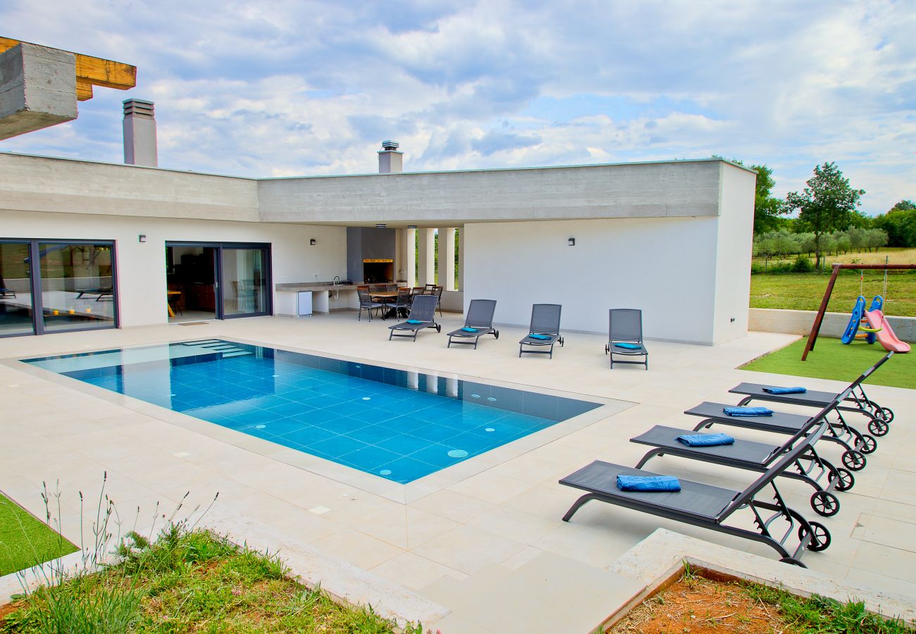 Villa in Želiski - Villa Bateli for 8 people in Central Istria with children playground and salt-water private pool