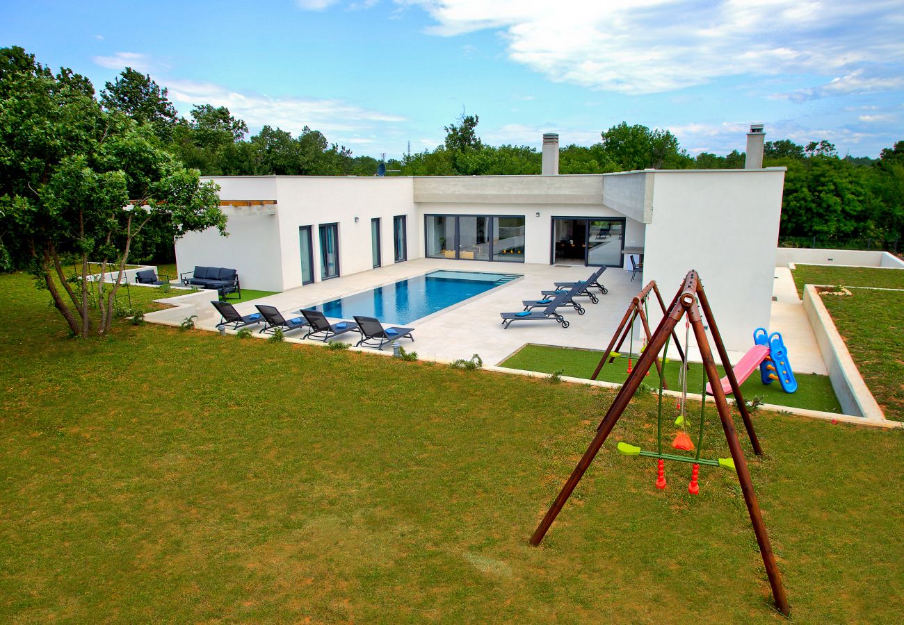 Villa in Želiski - Villa Bateli for 8 people in Central Istria with children playground and salt-water private pool