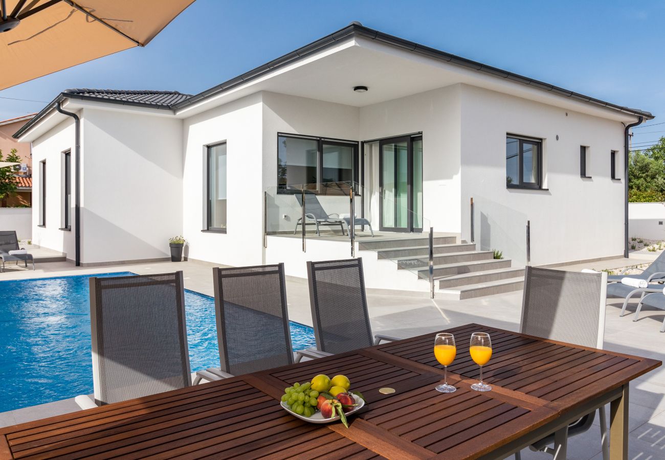 Villa in Pula - Villa Casa L for 10 people near Pula with heated salt - water pool and pet friendly