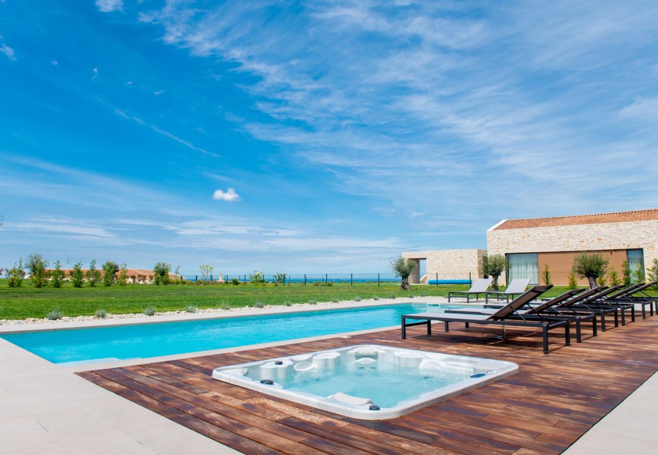 Villa in Brtonigla - Villa Sanpadeo for kids & families in Central Istria with jacuzzi, sauna & sea view