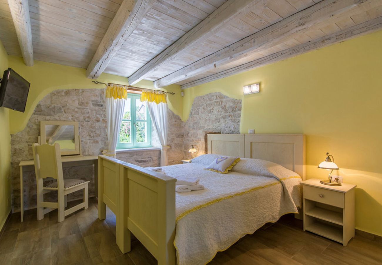 Villa in Tar - Villa Judita for kids & families near Novigrad with large garden & only 2 km from the beach - for 10 people