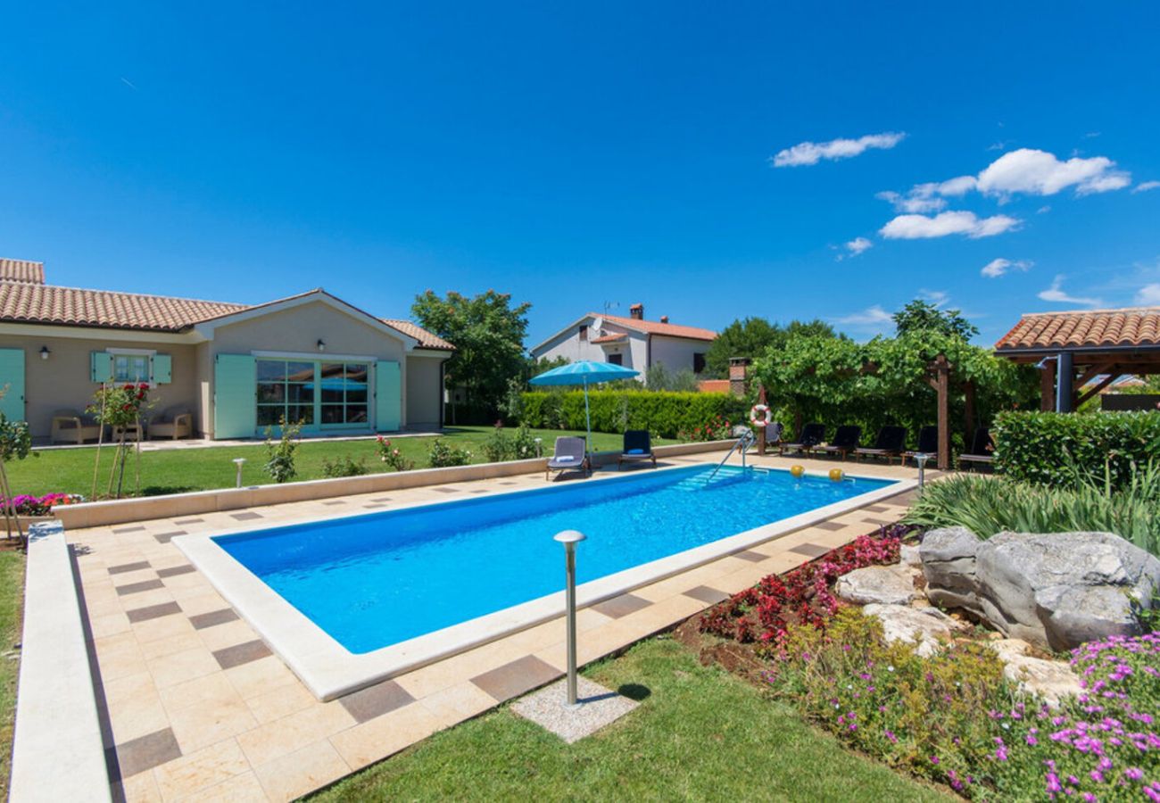 Villa in Tar - Villa Judita for kids & families near Novigrad with large garden & only 2 km from the beach - for 10 people