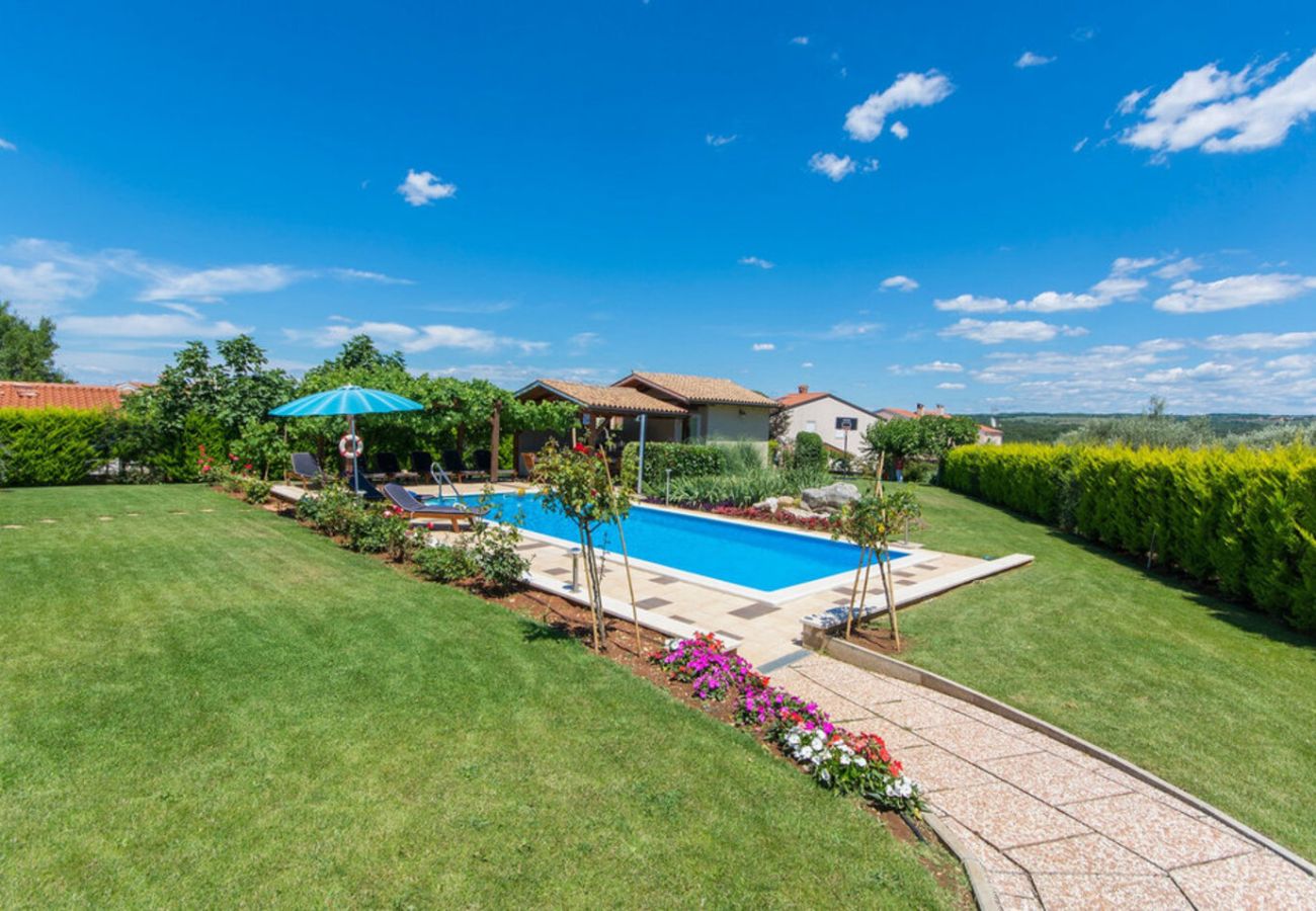 Villa in Tar - Villa Judita for kids & families near Novigrad with large garden & only 2 km from the beach - for 10 people